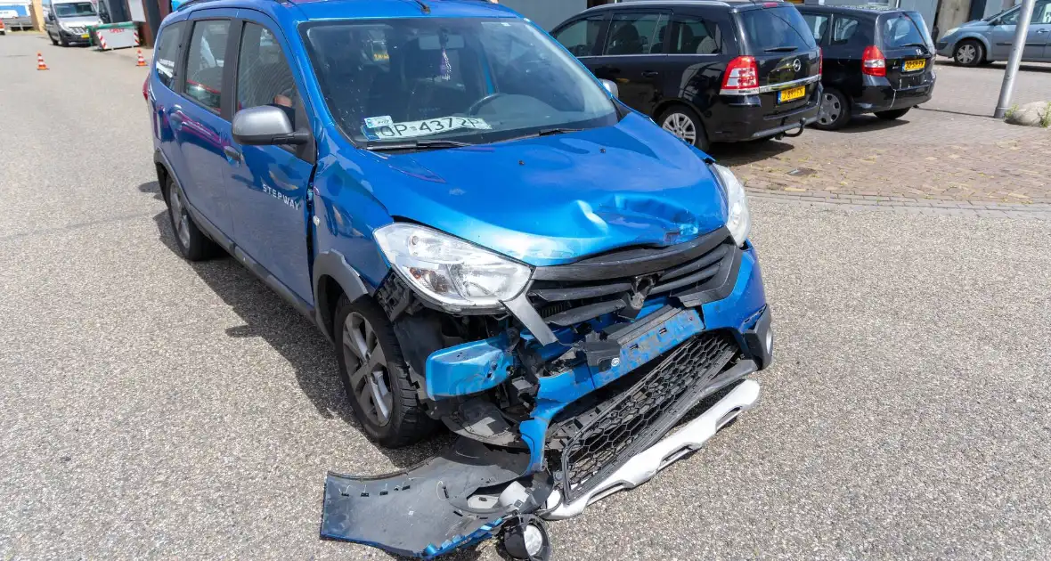 Botsing tussen twee auto's zorgt voor veel schade - Foto 2