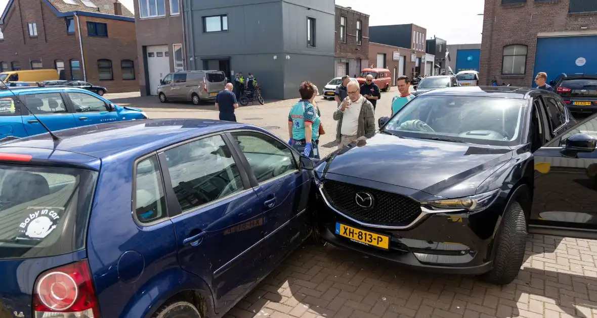 Botsing tussen twee auto's zorgt voor veel schade - Foto 3