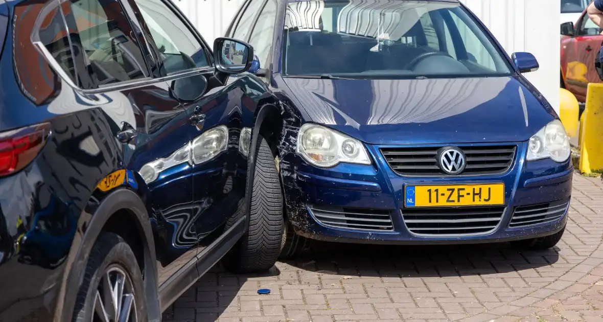 Botsing tussen twee auto's zorgt voor veel schade - Foto 4