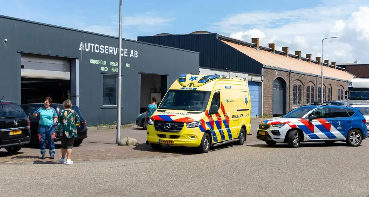 Botsing tussen twee auto's zorgt voor veel schade - Foto 5