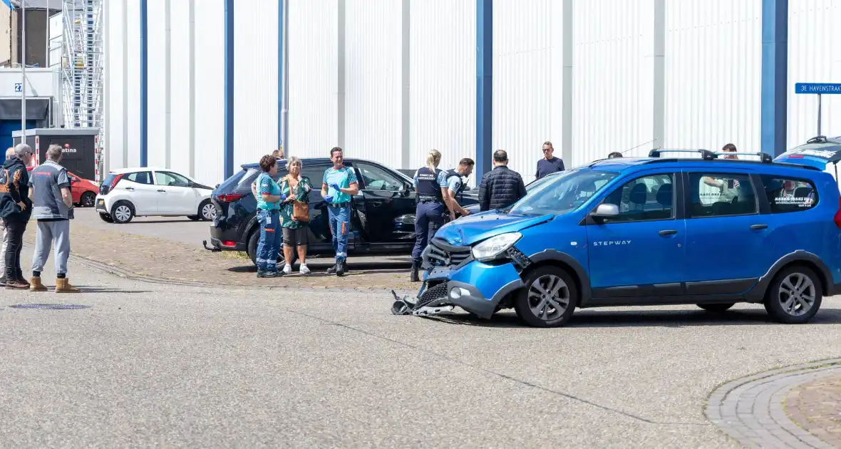 Botsing tussen twee auto's zorgt voor veel schade - Foto 6