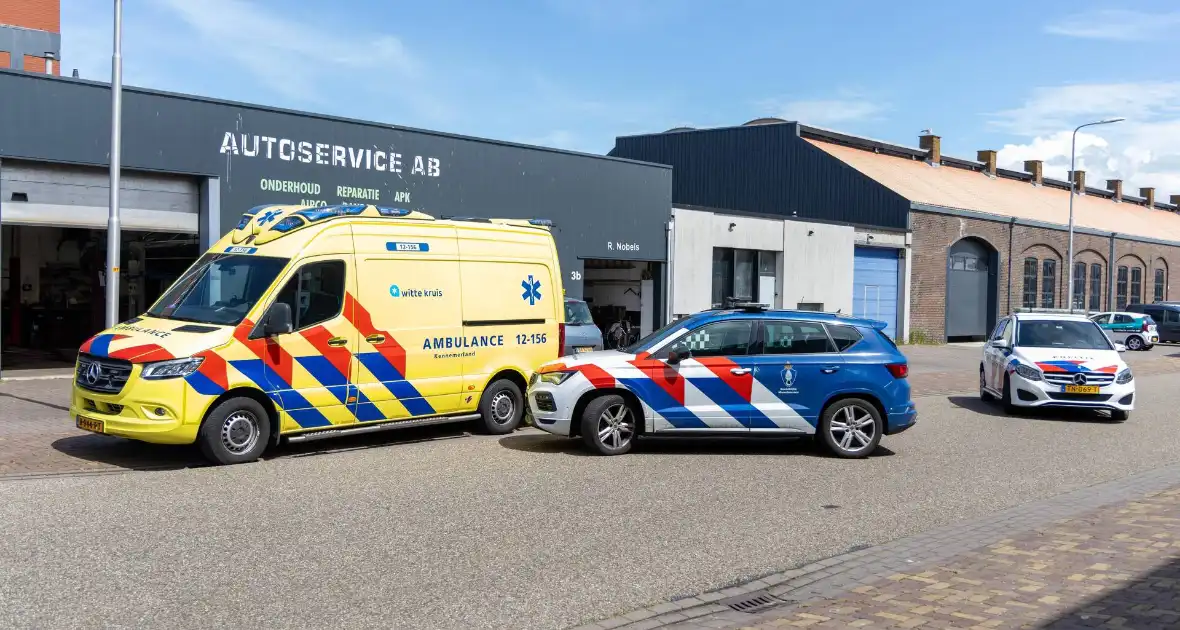 Botsing tussen twee auto's zorgt voor veel schade - Foto 7