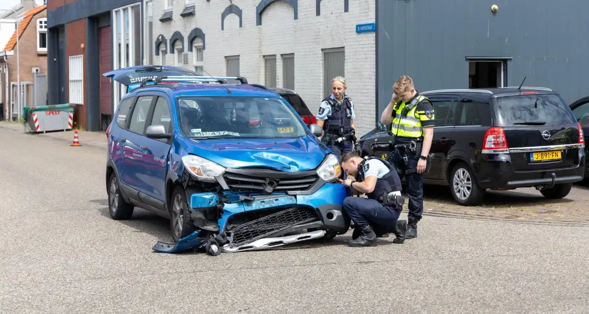 Botsing tussen twee auto's zorgt voor veel schade - Foto 8