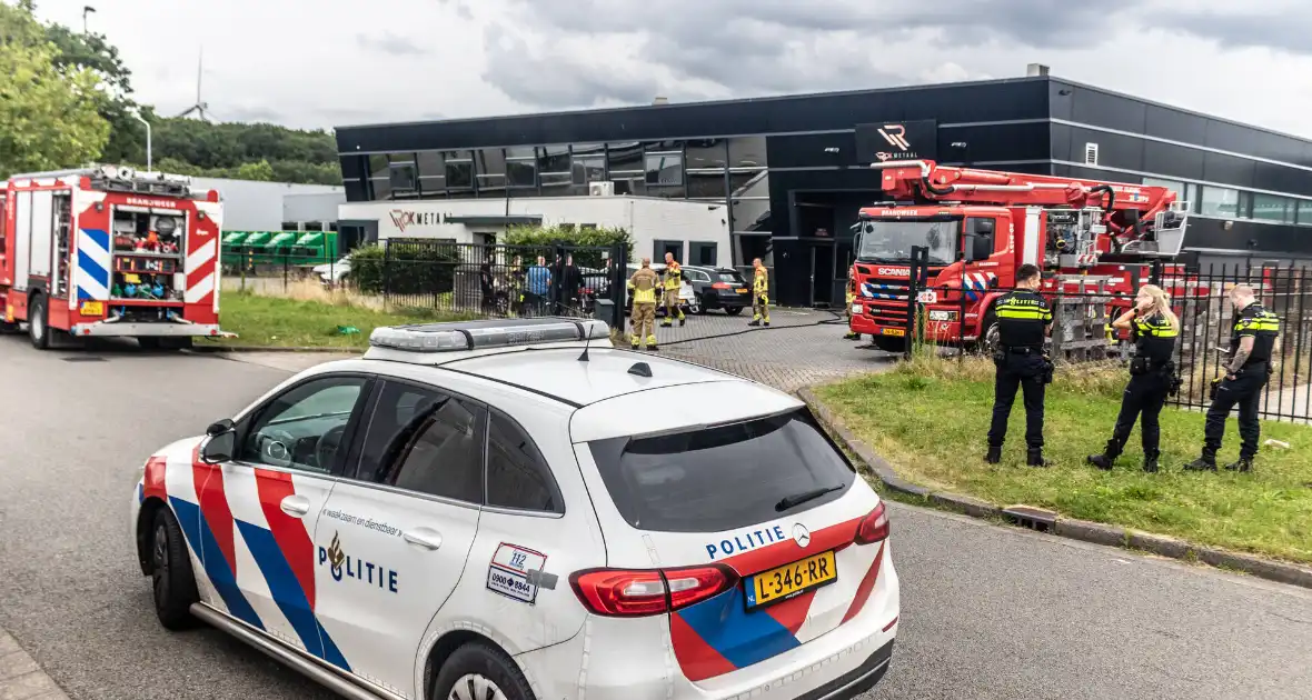 Brandweer ingezet voor brand in dak bij metaalbedrijf