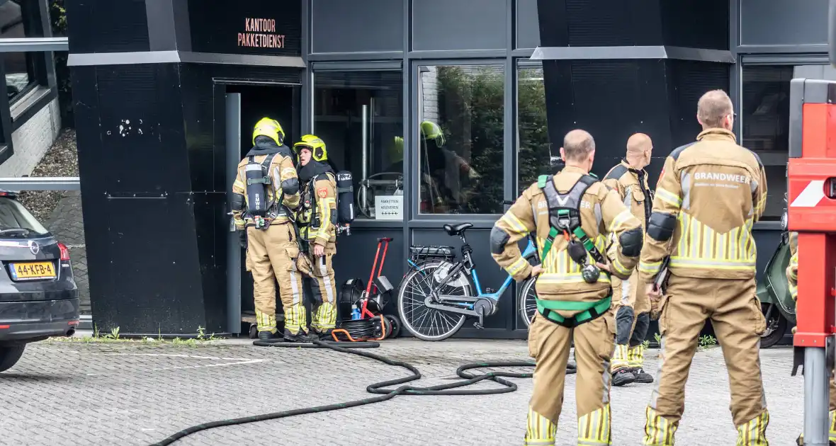 Brandweer ingezet voor brand in dak bij metaalbedrijf - Foto 1