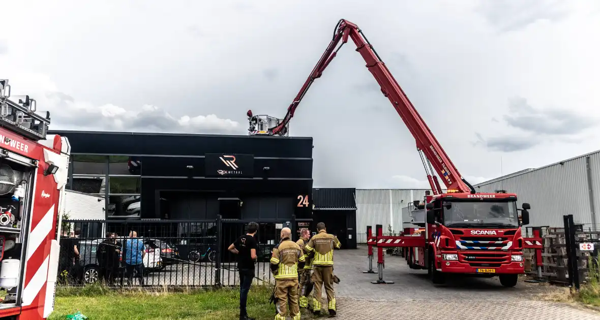 Brandweer ingezet voor brand in dak bij metaalbedrijf - Foto 2