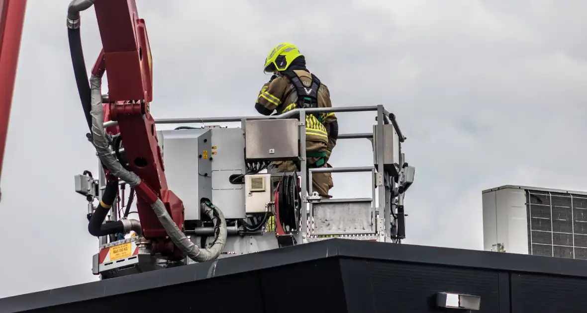 Brandweer ingezet voor brand bij metaalbedrijf - Foto 3