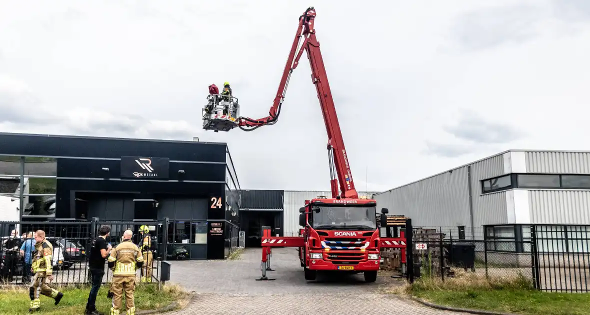 Brandweer ingezet voor brand in dak bij metaalbedrijf - Foto 4