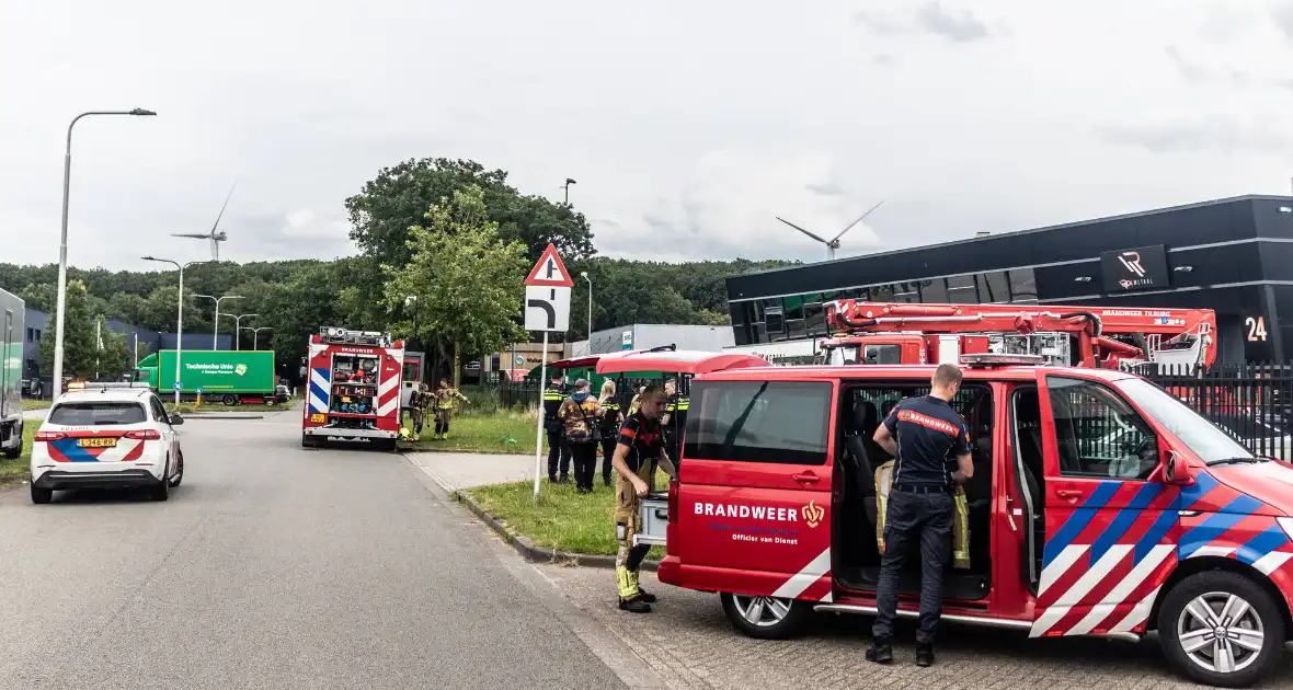 Brandweer ingezet voor brand in dak bij metaalbedrijf - Foto 6