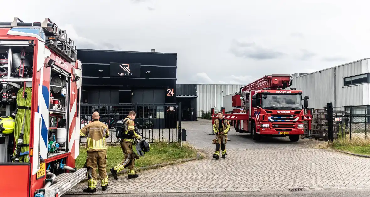 Brandweer ingezet voor brand bij metaalbedrijf - Foto 7