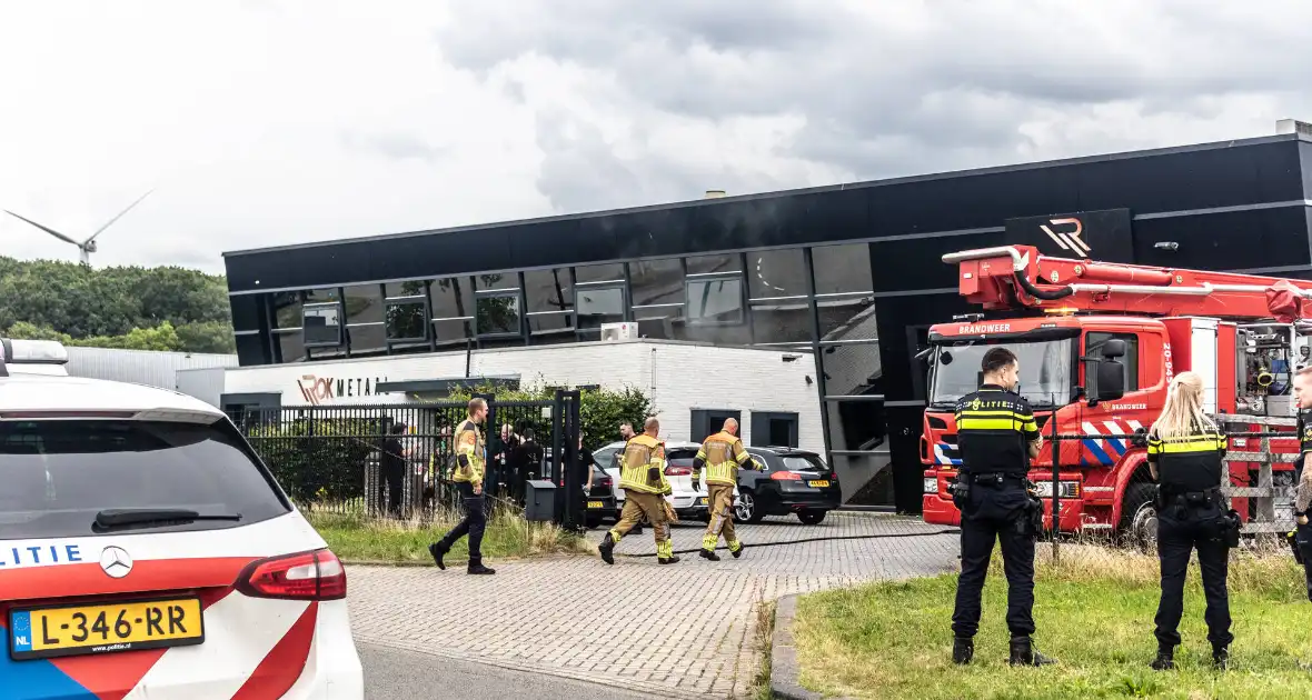 Brandweer ingezet voor brand bij metaalbedrijf - Foto 8