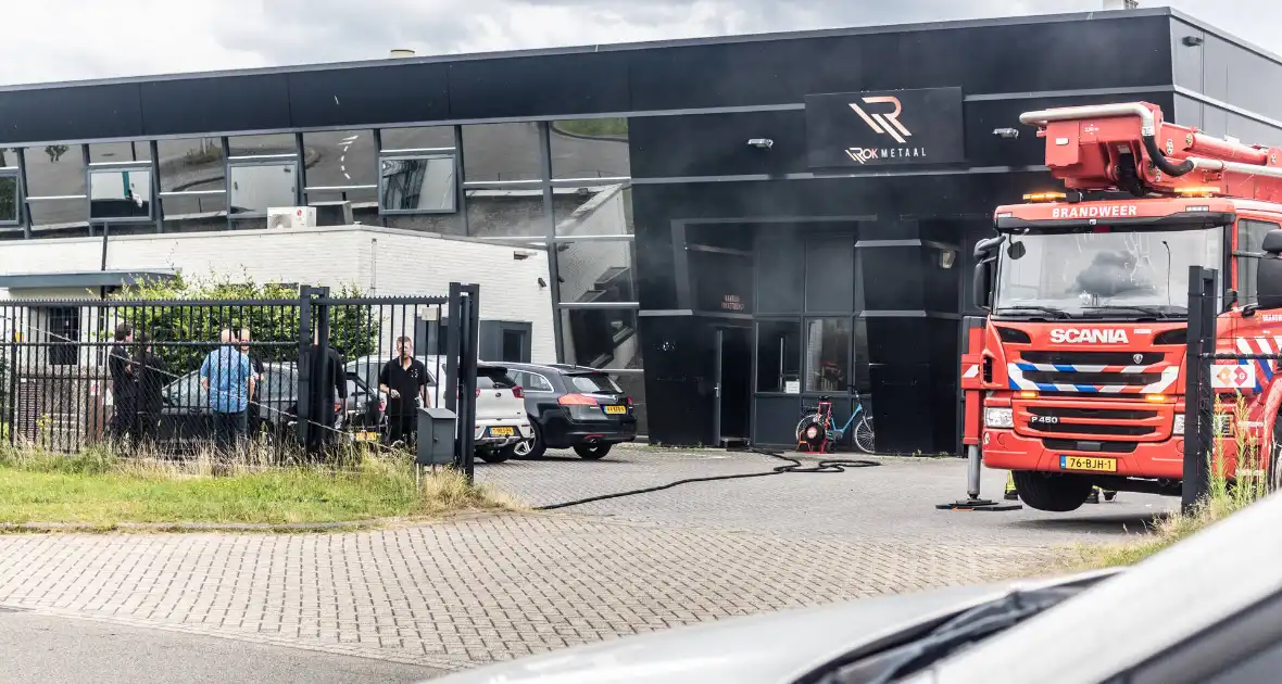 Brandweer ingezet voor brand in dak bij metaalbedrijf - Foto 9