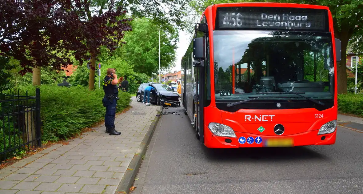 Auto en lijnbus botsen op elkaar