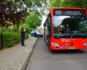 Auto en lijnbus botsen op elkaar