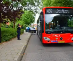 Auto en lijnbus botsen op elkaar