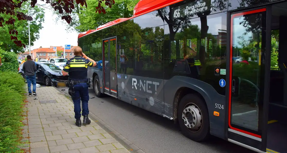 Auto en lijnbus botsen op elkaar - Foto 1