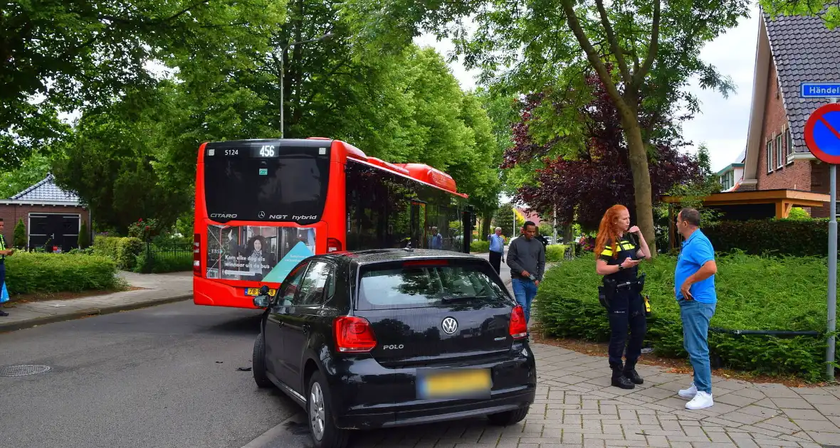 Auto en lijnbus botsen op elkaar - Foto 2