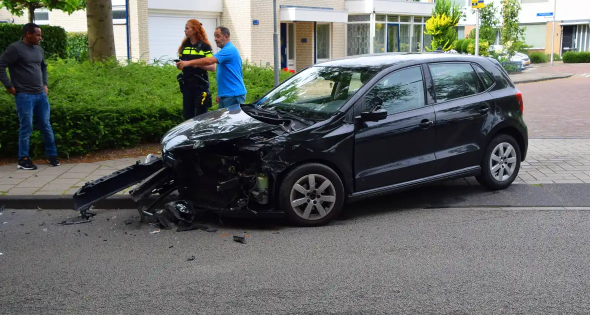 Auto en lijnbus botsen op elkaar - Foto 3