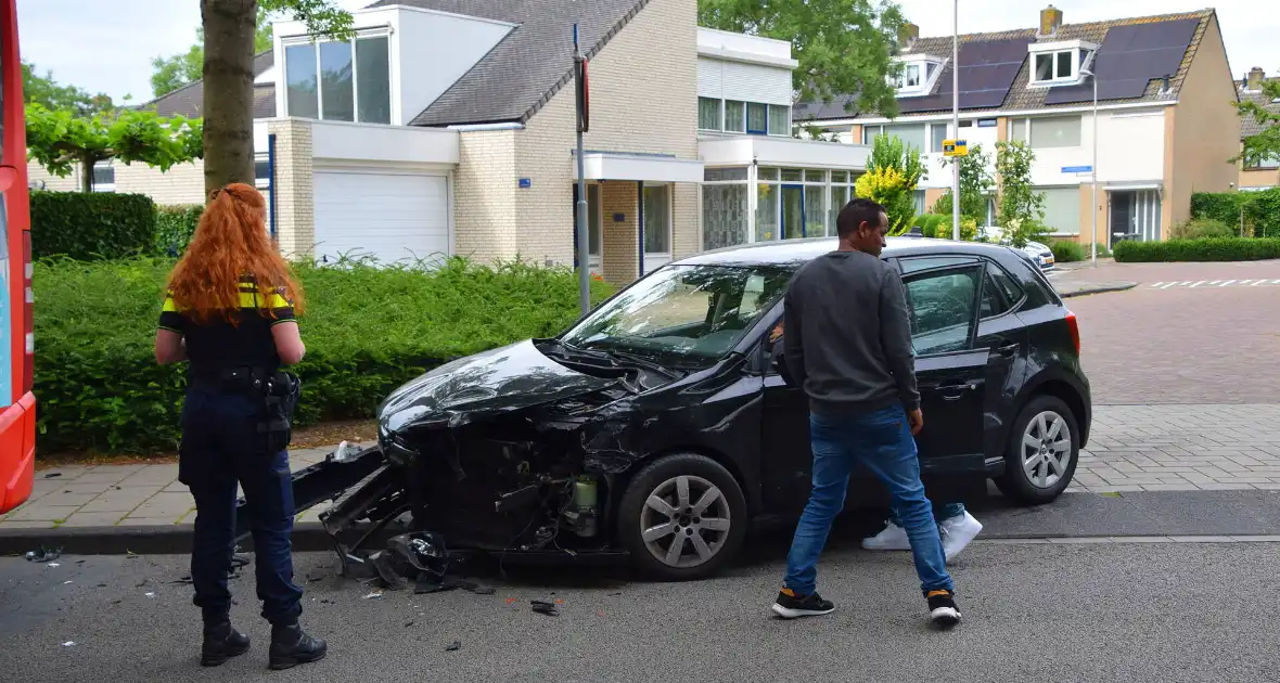 Auto en lijnbus botsen op elkaar - Foto 4