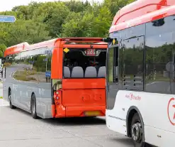 Lijnbussen lopen forse schades op na botsing