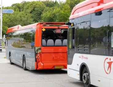 Lijnbussen lopen forse schades op na botsing