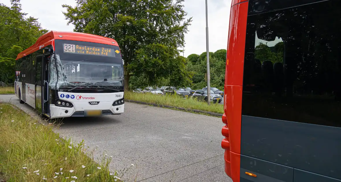 Lijnbussen lopen forse schades op na botsing - Foto 9