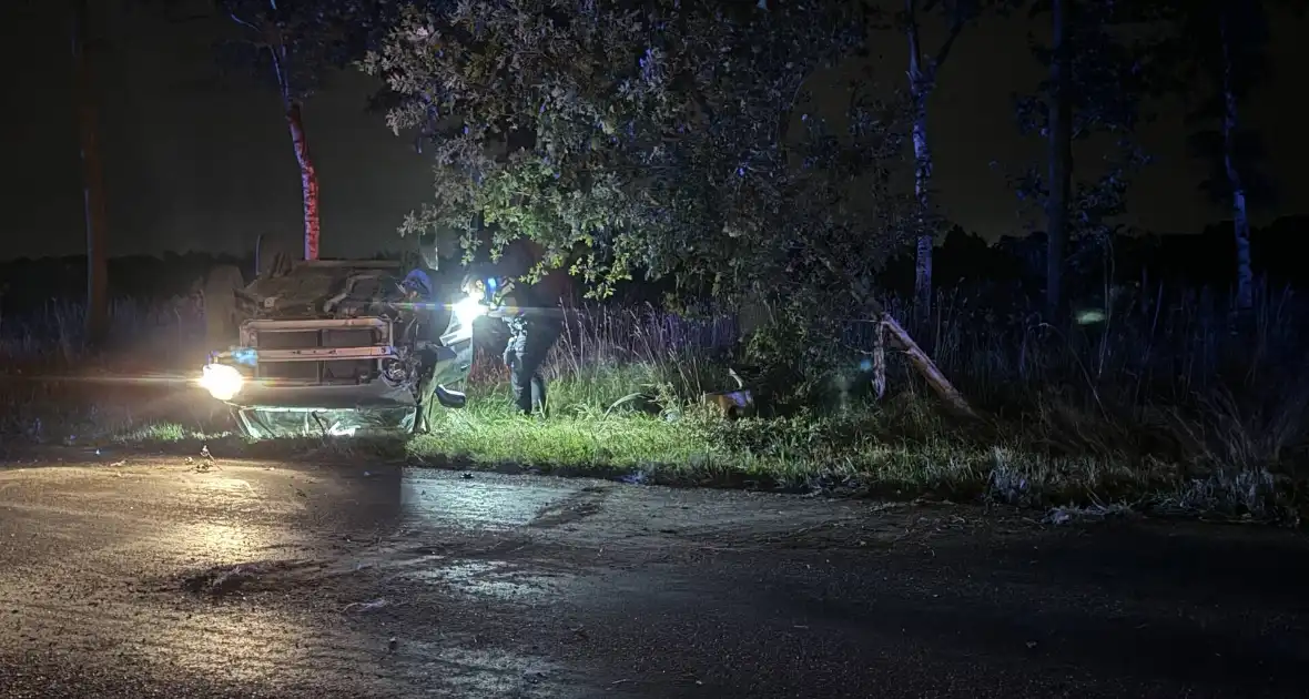 Automobiliste valt in slaap en slaat over de kop - Foto 1