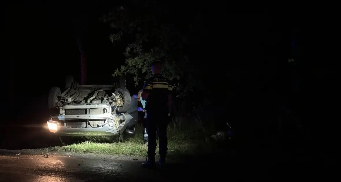 Automobiliste valt in slaap en slaat over de kop - Foto 2