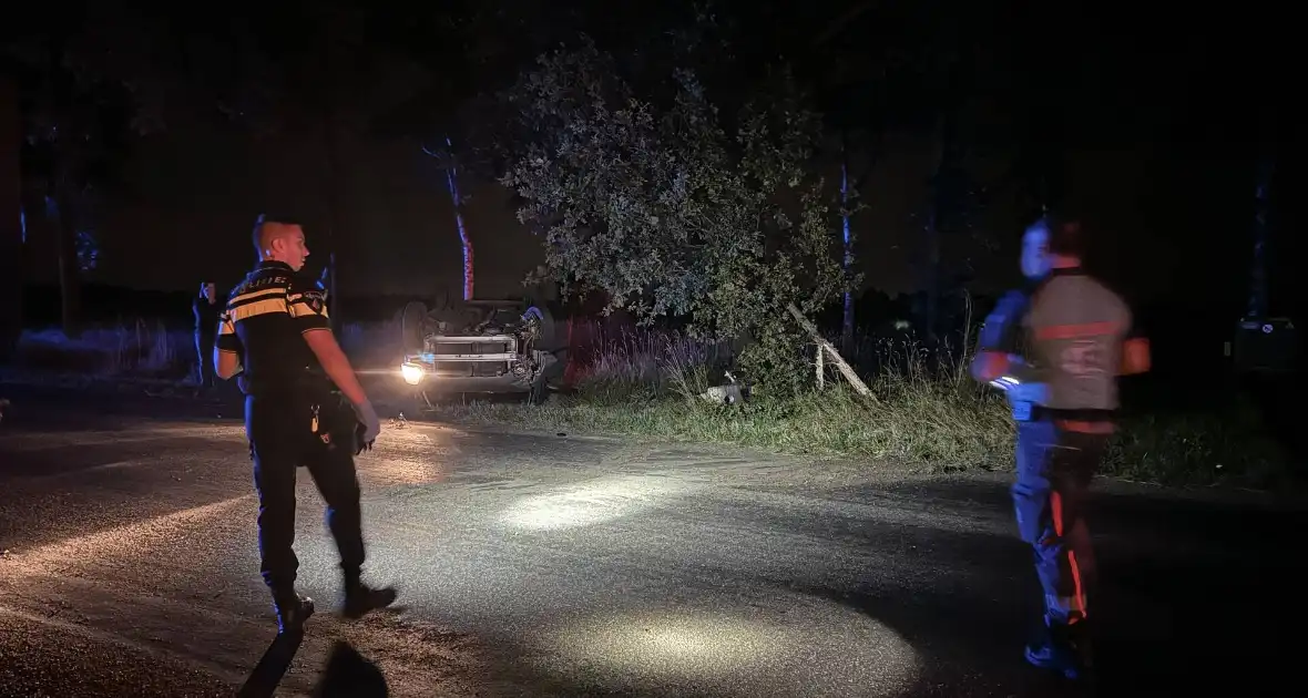 Automobiliste valt in slaap en slaat over de kop - Foto 3