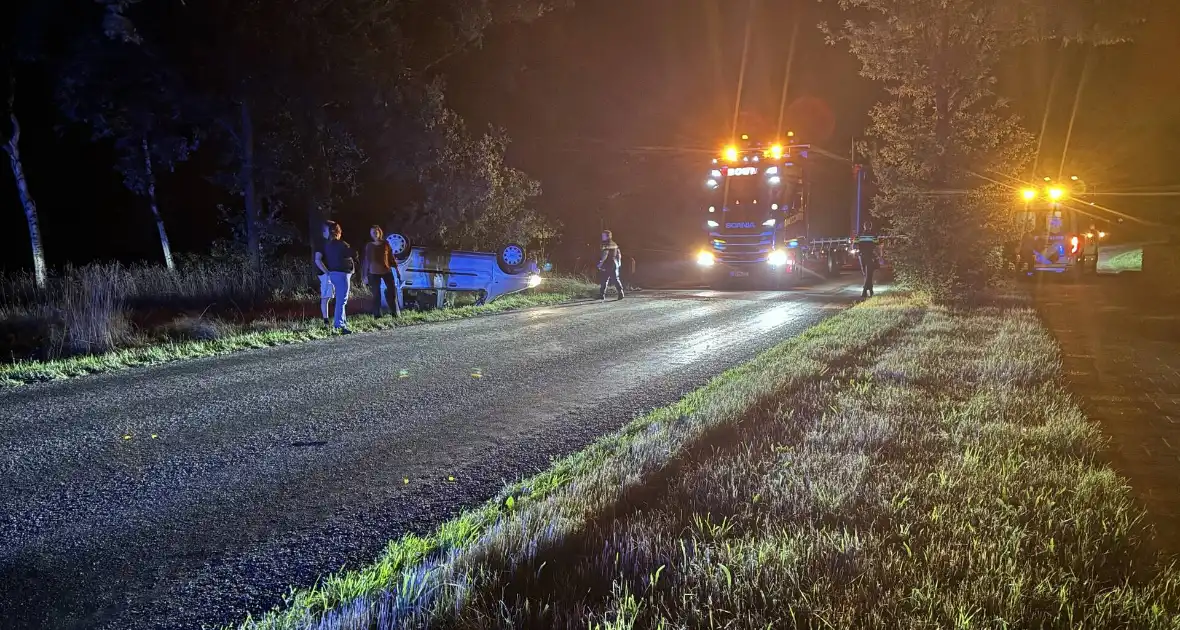 Automobiliste valt in slaap en slaat over de kop - Foto 4