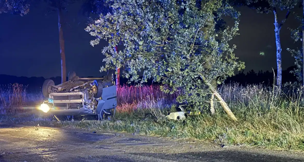 Automobiliste valt in slaap en slaat over de kop - Foto 5