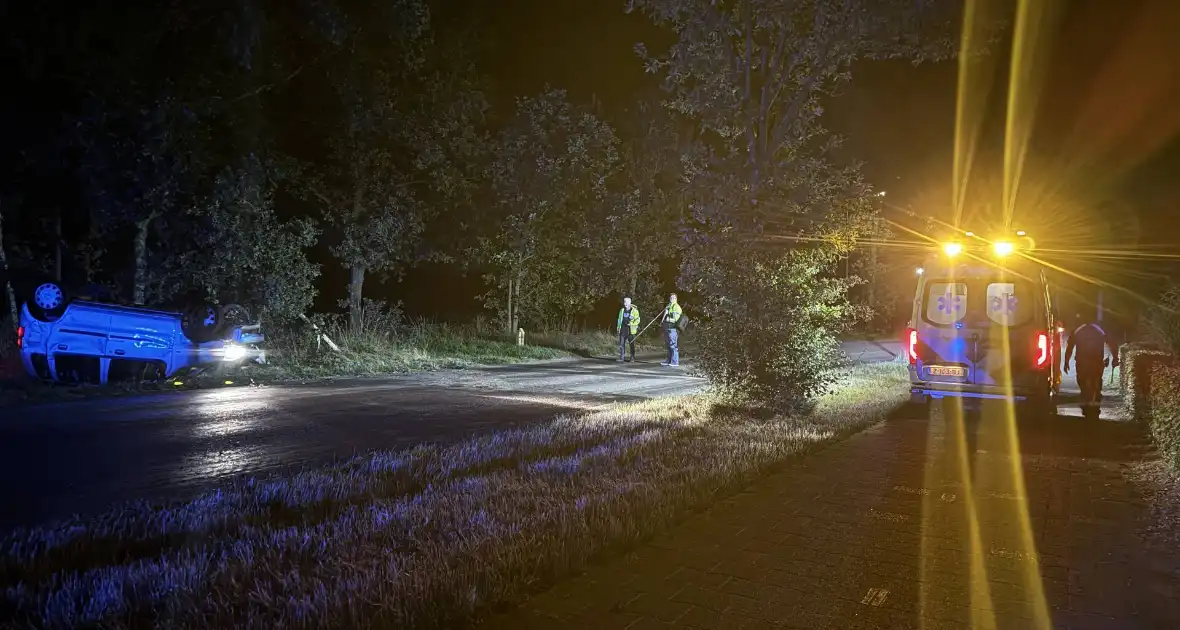 Automobiliste valt in slaap en slaat over de kop - Foto 6