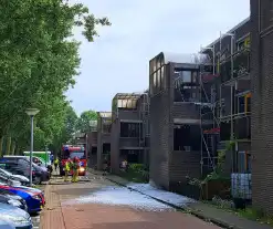 Brandweer ingezet voor brand in dak van portiek