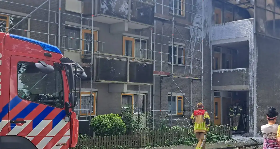 Brandweer ingezet voor brand in dak van portiek - Foto 10