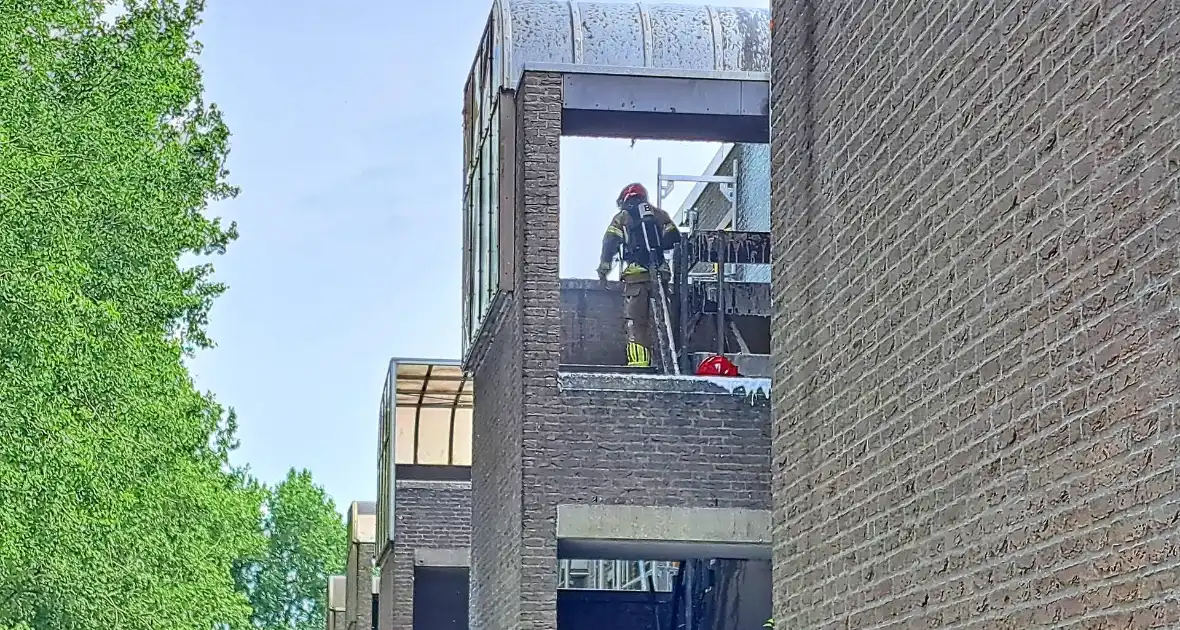 Brandweer ingezet voor brand in dak van portiek - Foto 3