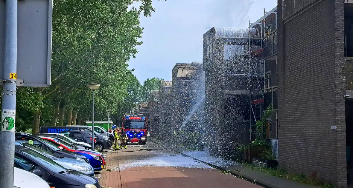 Brandweer ingezet voor brand in dak van portiek - Foto 5