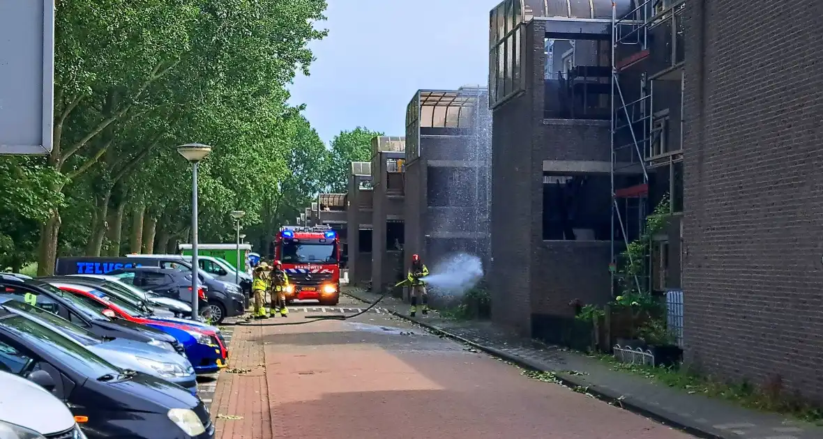 Brandweer ingezet voor brand in dak van portiek - Foto 6