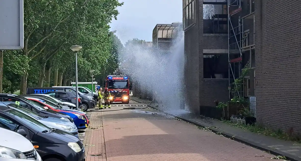 Brandweer ingezet voor brand in dak van portiek - Foto 7