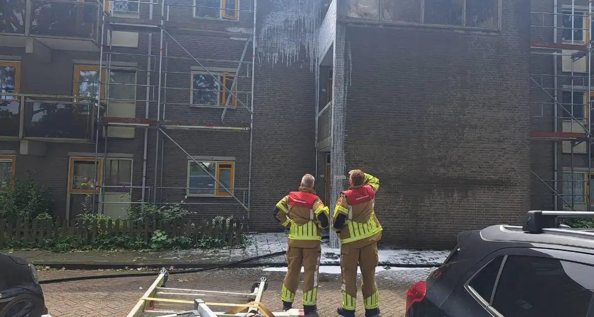 Brandweer ingezet voor brand in dak van portiek - Foto 8