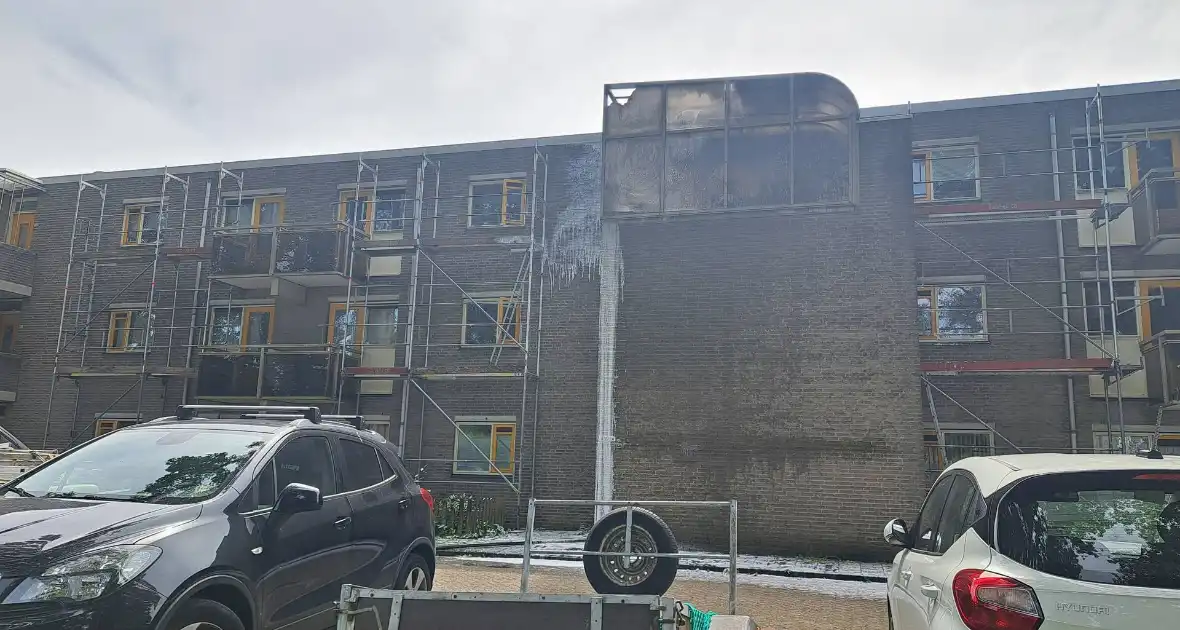Brandweer ingezet voor brand in dak van portiek - Foto 9