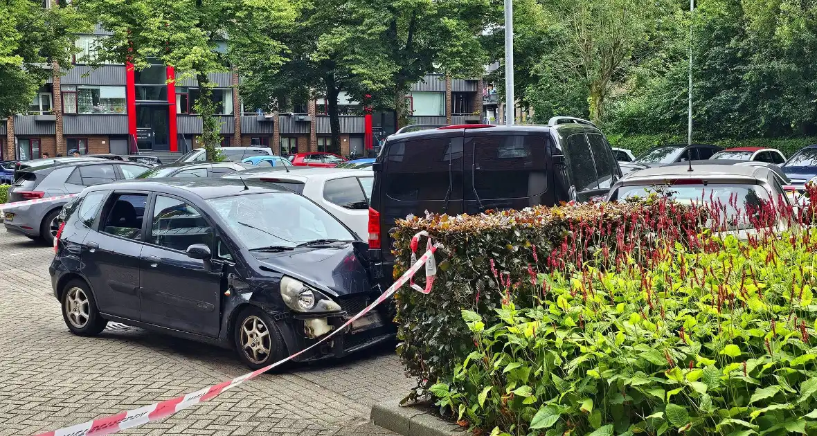 Automobiliste schiet door en botst op geparkeerde voertuigen - Foto 9