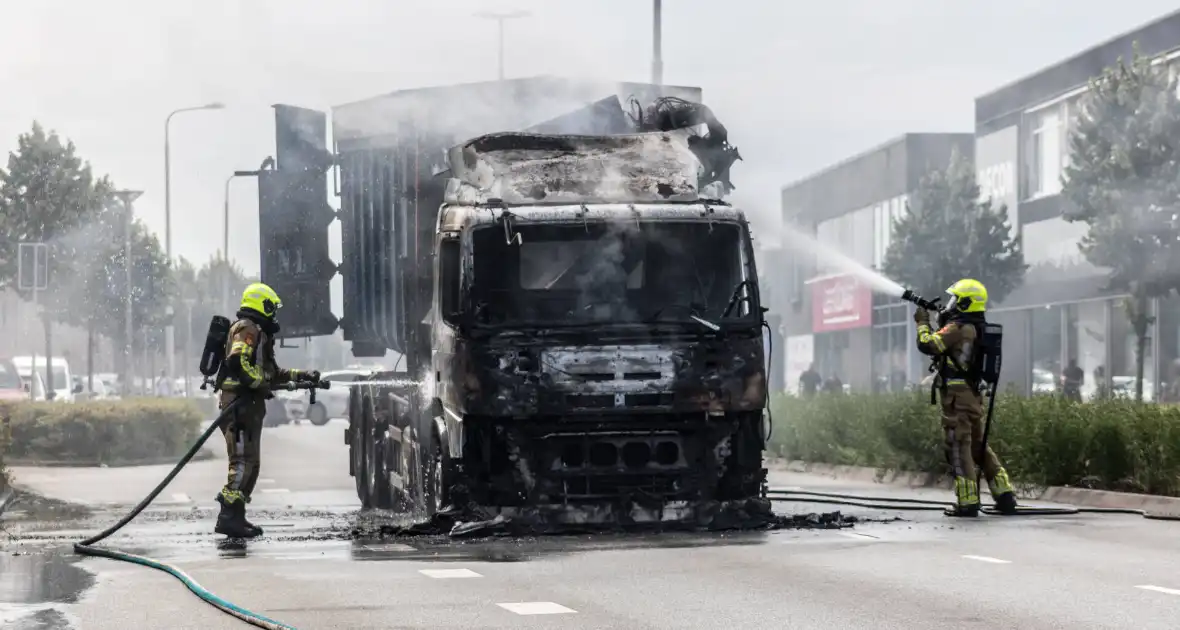 Vrachtwagencabine verwoest door brand - Foto 2