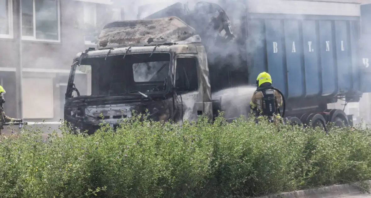 Vrachtwagencabine verwoest door brand - Foto 3