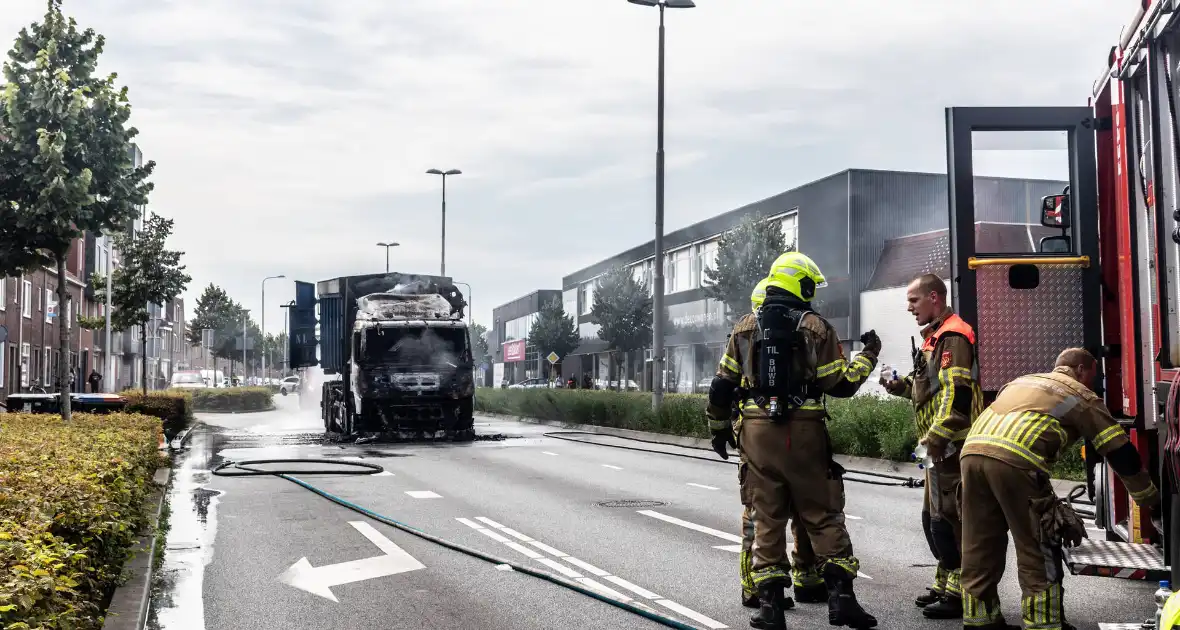 Vrachtwagencabine verwoest door brand - Foto 5