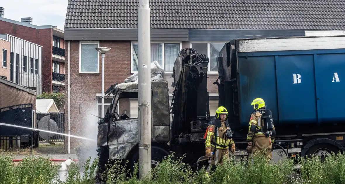 Vrachtwagencabine verwoest door brand - Foto 6