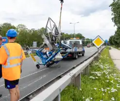 Lange files door gekantelde aanhanger