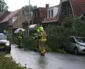 Meerdere takken blokkeren weg door harde wind