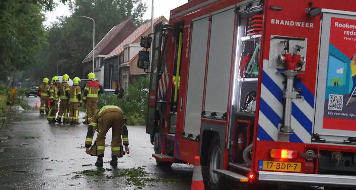 Meerdere takken blokkeren weg door harde wind - Foto 1