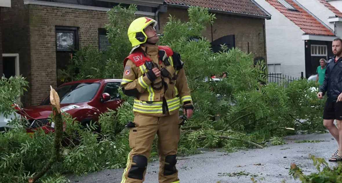 Meerdere takken blokkeren weg door harde wind - Foto 2