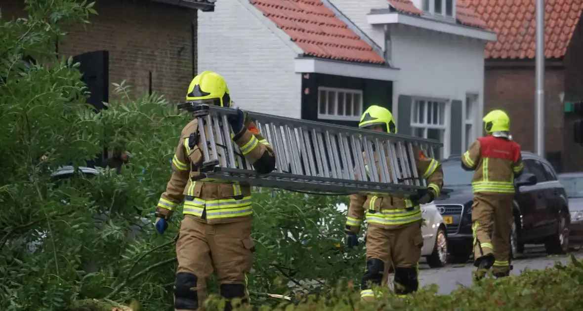 Meerdere takken blokkeren weg door harde wind - Foto 7